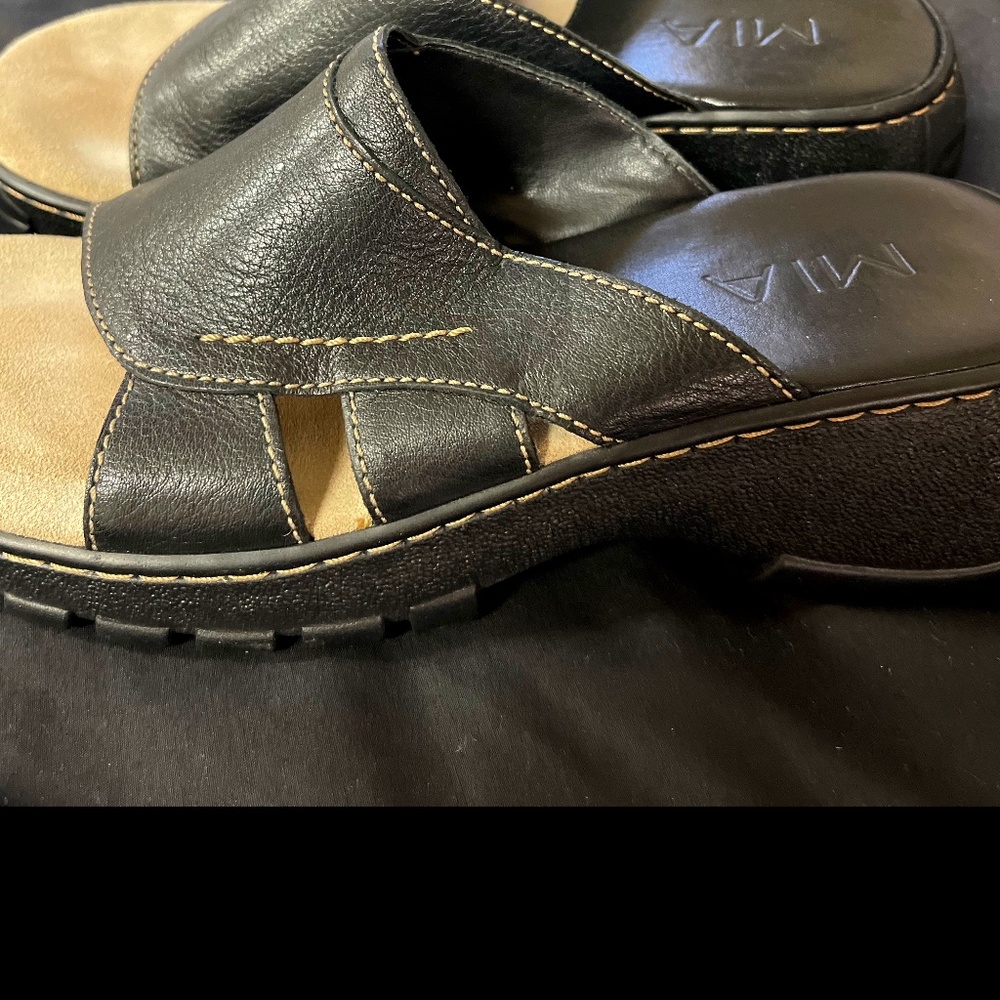 BARELY WORN "MIA" AMBER WOMENS SANDALS - SIZE 10M!!